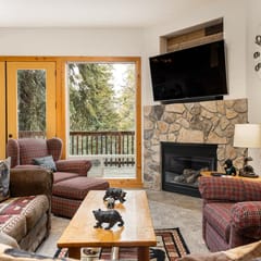 Mins to Lake, enjoy Shaver at PJ's Retreat!