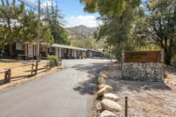 1BR Suite The Belle Sequoia Motel RM 9 w pool 