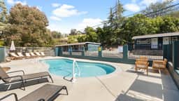 The Whitney Room 7 Sequoia Motel - Mins to Park!