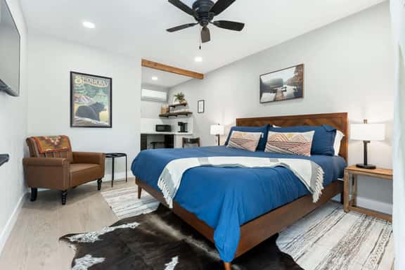 Sequoia Motel King RM6, AC, Pool, WiFi 10 Min SNP - Image 1