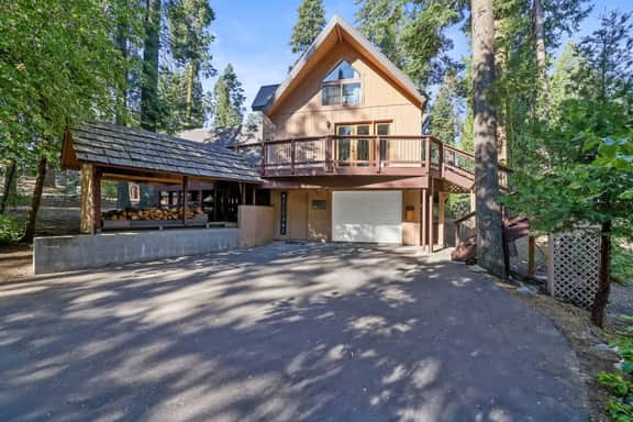 Bear Hugs A-Frame Cabin with Games, AC & BBQ Grill