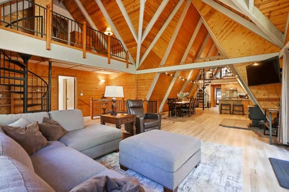 Bear Hugs A-Frame Cabin with Games, AC & BBQ Grill