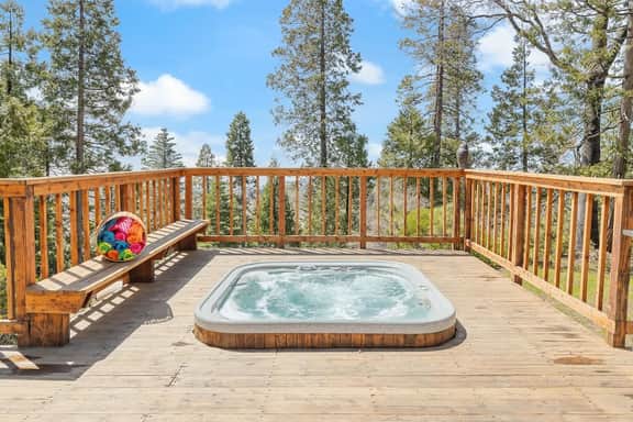 Luxury Chalet |Shaver Lake Views• Game Rm• Hot Tub