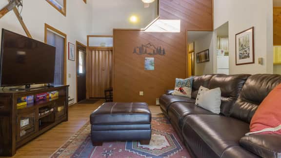 Serenity Townhouse: Mountain Views, Pool &Hot Tub