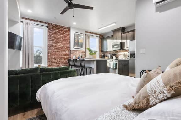 Downtown Studio Loft Above Tulare's Tap Yard - Image 5
