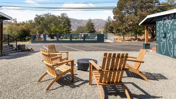 The Whitney Room 7 Sequoia Motel - Mins to Park!