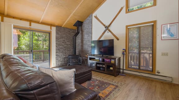 Serenity Townhouse: Mountain Views, Pool &Hot Tub