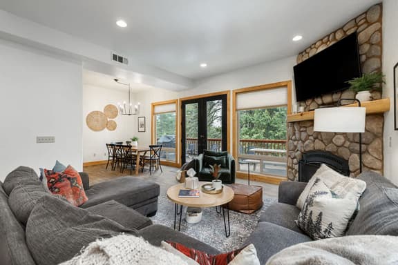 The Lazy Pines Lodge w/ Pool Table & BBQ Grill 